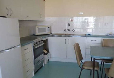 Stansbury Holiday Motel - Mackay Tourism 24