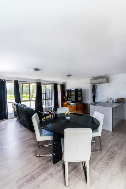 Lure Bed And Breakfast - Mackay Tourism 1