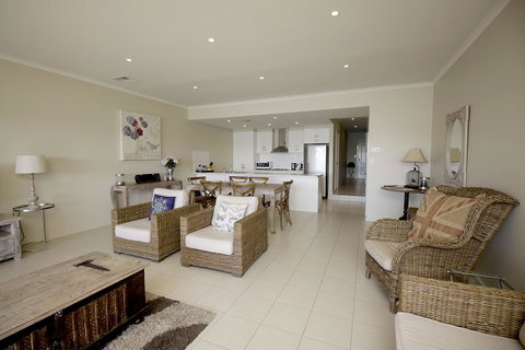 Wallaroo Marina Apartments - Mackay Tourism 5