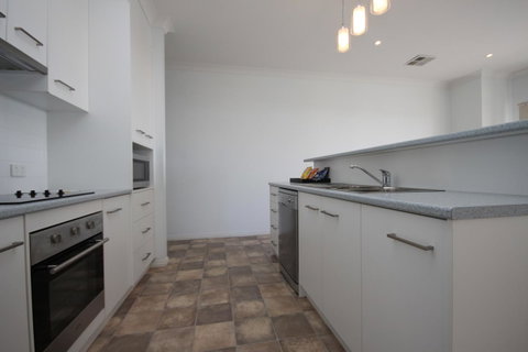 Wallaroo Marina Apartments - Mackay Tourism 24