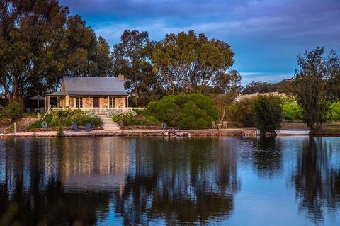 Stonewell Cottages And Vineyards - Mackay Tourism 0