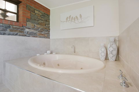 Stonewell Cottages And Vineyards - Mackay Tourism 23