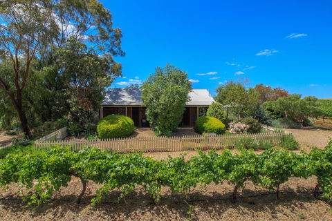 Stonewell Cottages And Vineyards - Mackay Tourism 15