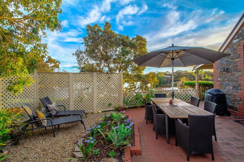 Stonewell Cottages And Vineyards - Mackay Tourism 7