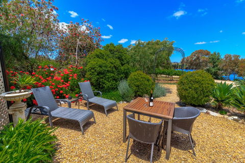 Stonewell Cottages And Vineyards - Mackay Tourism 9