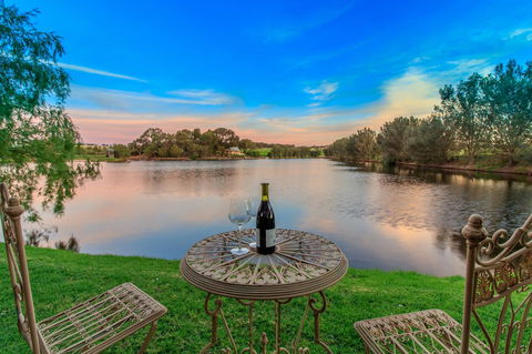 Stonewell Cottages And Vineyards - Mackay Tourism 1