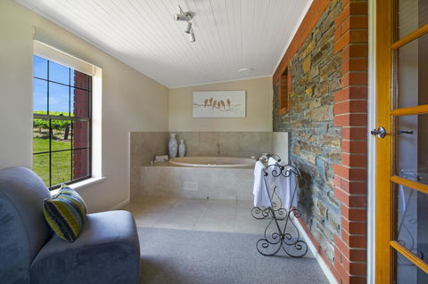 Stonewell Cottages And Vineyards - Mackay Tourism 29
