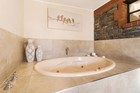 Stonewell Cottages And Vineyards - Mackay Tourism 35