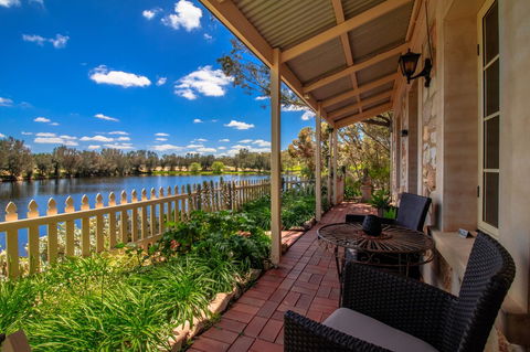 Stonewell Cottages And Vineyards - Mackay Tourism 3