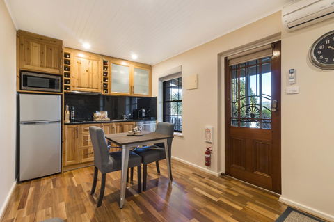 Stonewell Cottages And Vineyards - Mackay Tourism 11