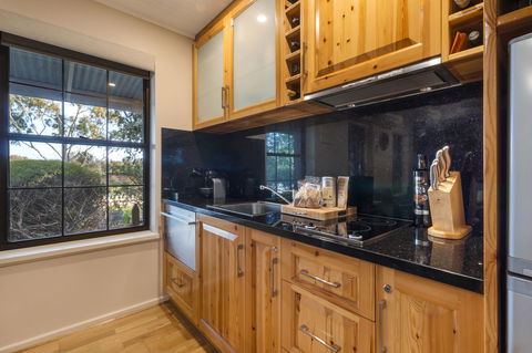 Stonewell Cottages And Vineyards - Mackay Tourism 37