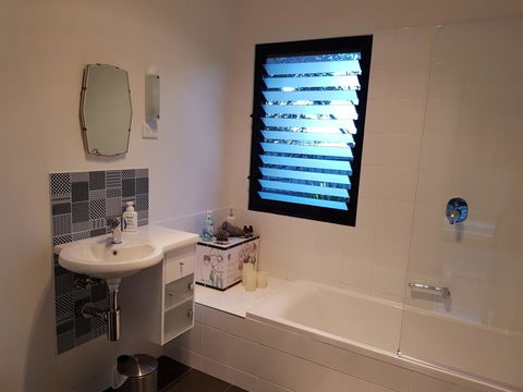 Sinclair Eco House - Mackay Tourism 25