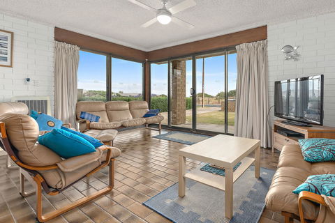 Sun & Surf Aldinga Beach Apartment - Mackay Tourism 0