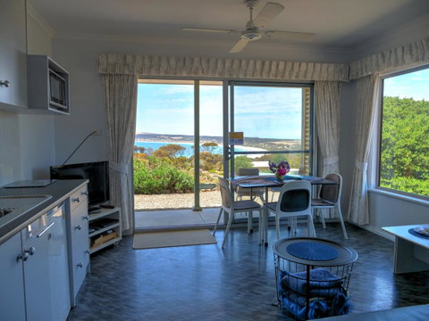 Emu Bay Holiday Homes - Mackay Tourism 26