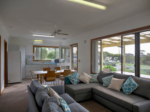Emu Bay Holiday Homes - Mackay Tourism 7