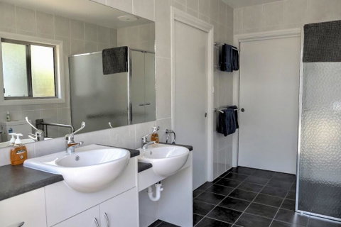 Emu Bay Holiday Homes - Mackay Tourism 14