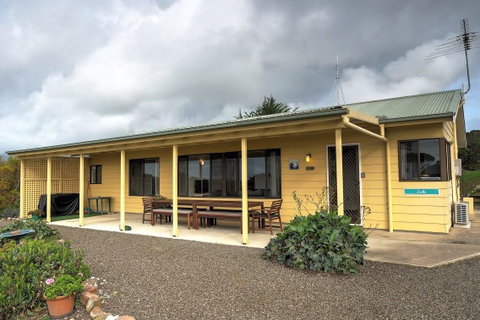 Emu Bay Holiday Homes - Mackay Tourism 8