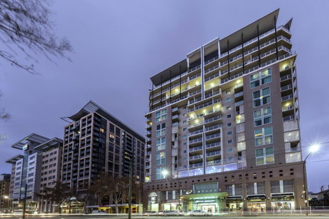 Oaks Adelaide Embassy Suites - Mackay Tourism 0