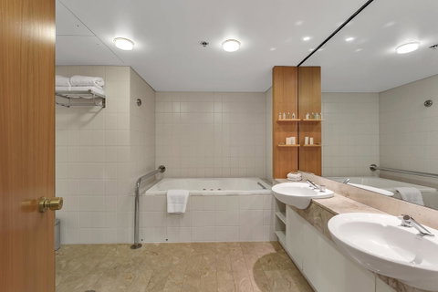 Stamford Plaza Adelaide - Mackay Tourism 29
