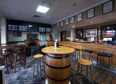 Nightcap At Rose & Crown Hotel - Mackay Tourism 7