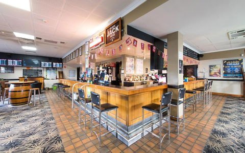 Nightcap At Rose & Crown Hotel - Mackay Tourism 30