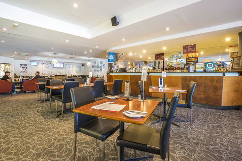 Nightcap At Rose & Crown Hotel - Mackay Tourism 9