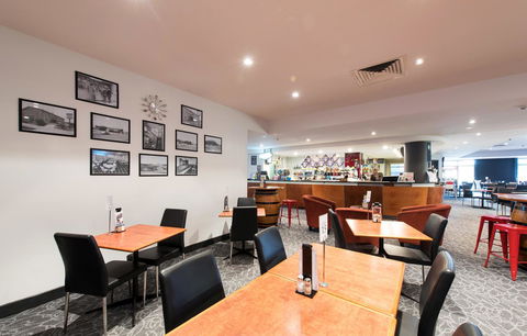 Nightcap At Rose & Crown Hotel - Mackay Tourism 29