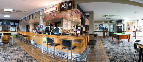 Nightcap At Rose & Crown Hotel - Mackay Tourism 8