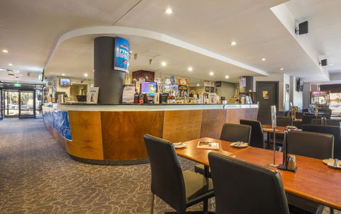 Nightcap At Rose & Crown Hotel - Mackay Tourism 21