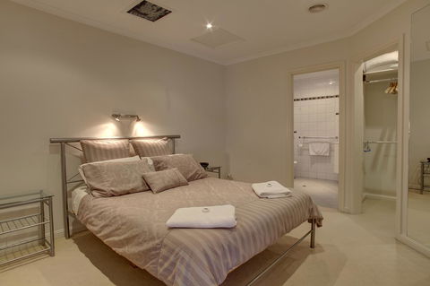 Tasman Beachside Apartment - Mackay Tourism 6