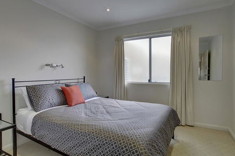 Tasman Beachside Apartment - Mackay Tourism 8
