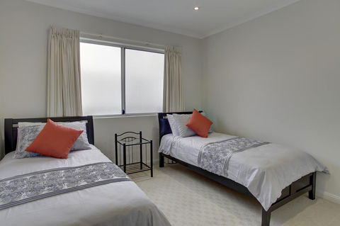 Tasman Beachside Apartment - Mackay Tourism 9