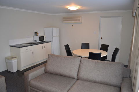 Arkana Motor Inn & Terrace Apartments - Mackay Tourism 11