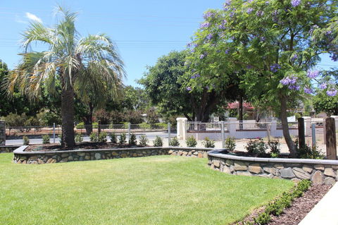 Barossa Bed & Breakfast - Mackay Tourism 13