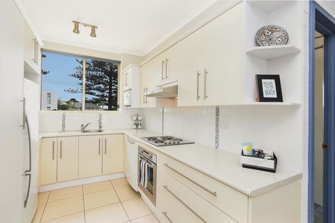 The Dolphins Beachfront Apartments - Mackay Tourism 12
