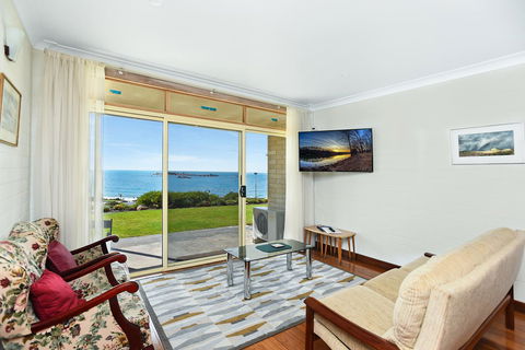 The Dolphins Beachfront Apartments - Mackay Tourism 7