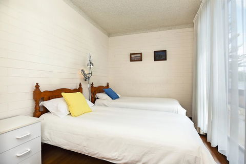 The Dolphins Beachfront Apartments - Mackay Tourism 8