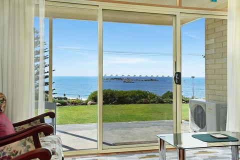 The Dolphins Beachfront Apartments - Mackay Tourism 6