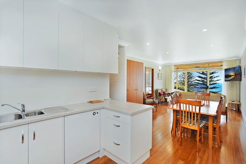 The Dolphins Beachfront Apartments - Mackay Tourism 4