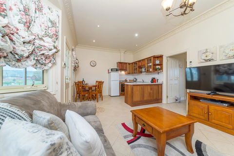Barossa Vineyard Cottages - Mackay Tourism 16