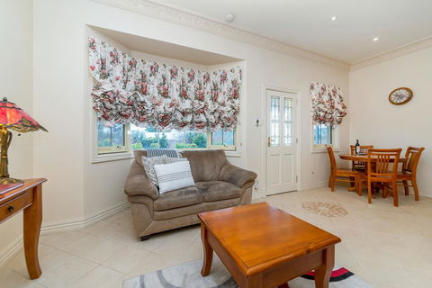 Barossa Vineyard Cottages - Mackay Tourism 17