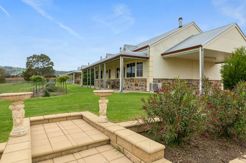 Barossa Vineyard Cottages - Mackay Tourism 27
