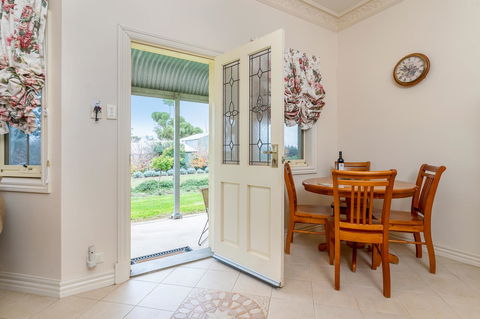 Barossa Vineyard Cottages - Mackay Tourism 19
