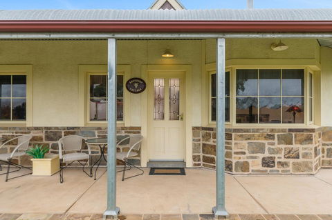 Barossa Vineyard Cottages - Mackay Tourism 28