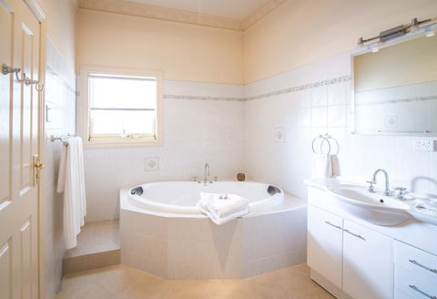 Barossa Vineyard Cottages - Mackay Tourism 33