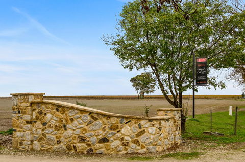 Barossa Vineyard Cottages - Mackay Tourism 9