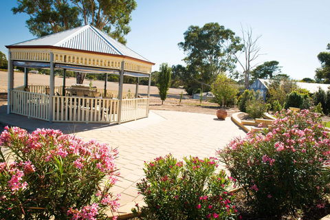 Barossa Vineyard Cottages - Mackay Tourism 4