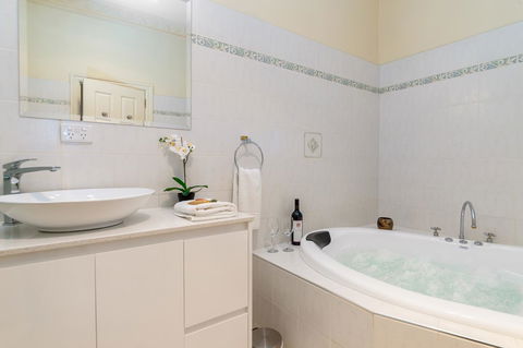 Barossa Vineyard Cottages - Mackay Tourism 13