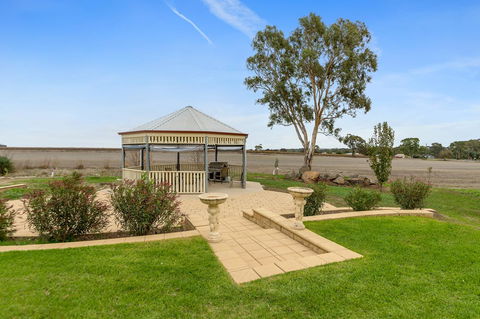 Barossa Vineyard Cottages - Mackay Tourism 25
