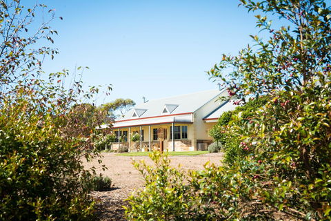 Barossa Vineyard Cottages - Mackay Tourism 2